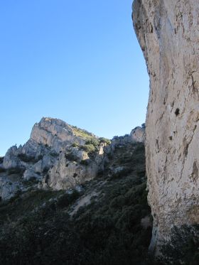 enlang der steilen Felswände